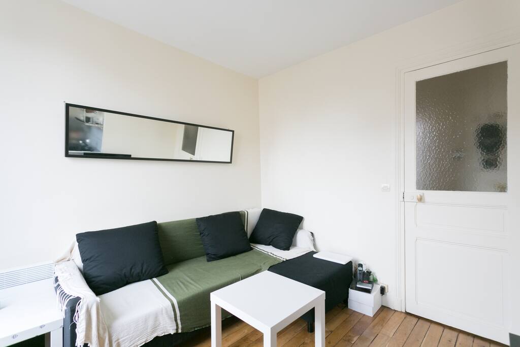 Canapé confortable peut accueillir jusqu’à 4 personnes assises et 2 personnes couchées lorsqu'il s’ouvre en lit.