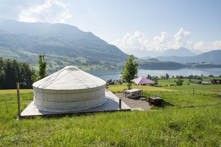 Die Jurte befindet sich an schönster Lage neben der Kuhweide mit freier Sicht auf See und Berge.