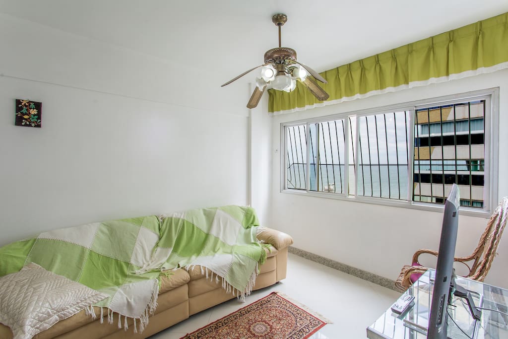 Sala de estar com sofás convertíveis em cama