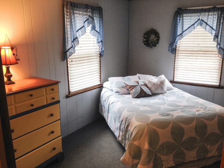 Საძინებელი #1. მდებარეობს პირველი სართულის პირველი სართულის მოპირდაპირედ, აბაზანა-ტუალეტი. 