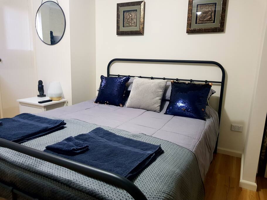 Very comfy qeen bed,all linen washed after each stay.