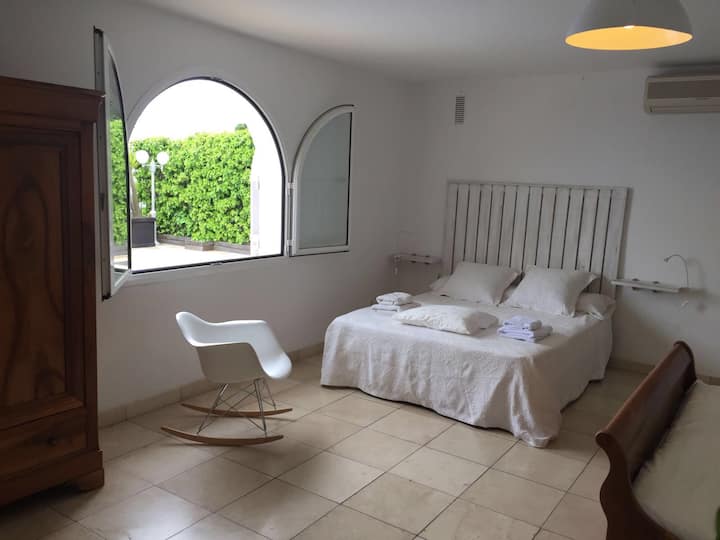 Спална соба 6,
семејна соба со кревет од 1 150 см.
1 кревет со димензии 140 см
Се наоѓа на приземје, на ниво на базен и до дневна соба и бања на истиот кат.