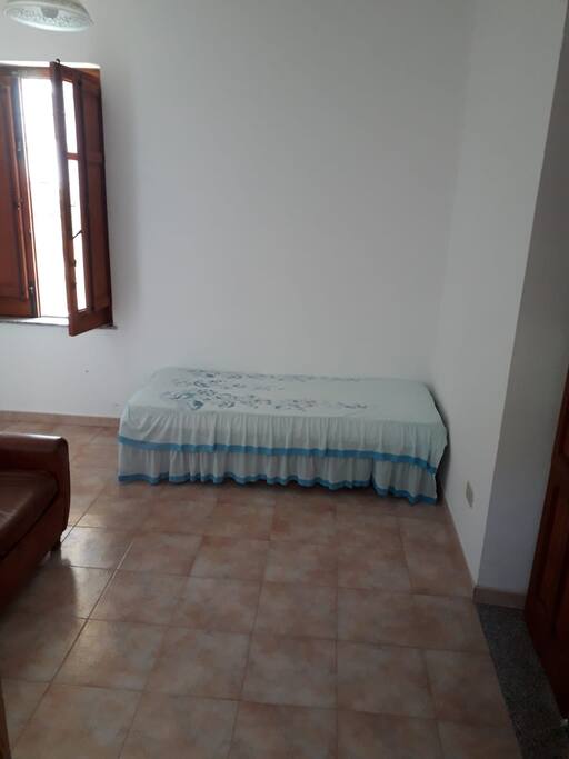 Stanza comune al piano terra con divano letto e un altro letto singolo