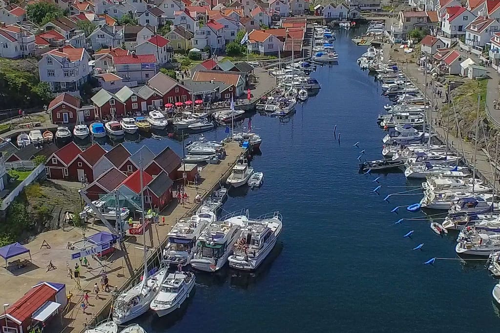 Åstol cafe and the marina
