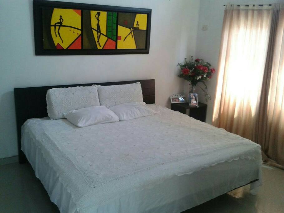Cuarto principal con aire acondicionado,Internet,televisión y baño privado