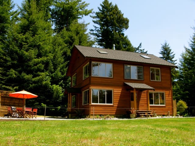 Redwood Chalet, downstairs-Arcata, River, Beaches