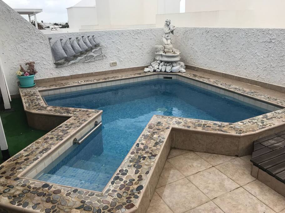 POOL..with steps into it.....
JACUZZI beside this