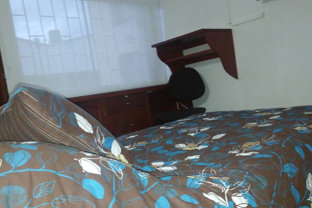 Cama hacia ventana