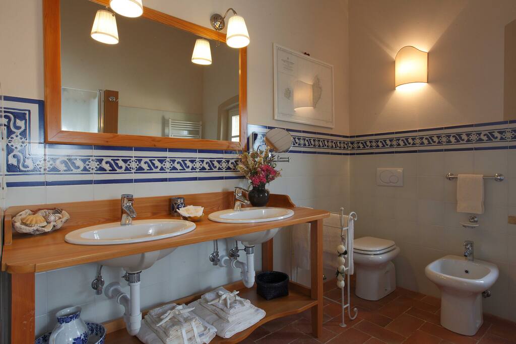 Bagno con doccia e bidet