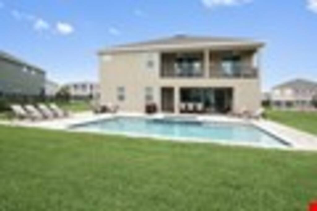 Every vacation needs a pool - You have one when you stay at Reunion Captain Hook. Enjoy lounging in the sun while the kids splash around.