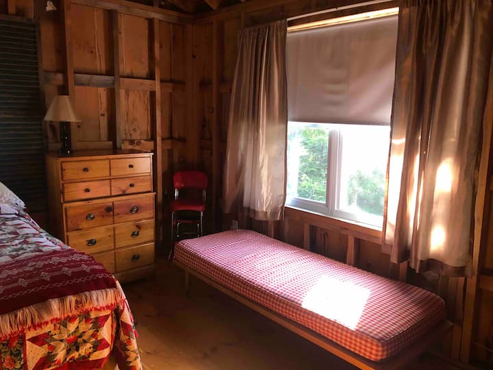 Hlavná spálňa s detskou postieľkou