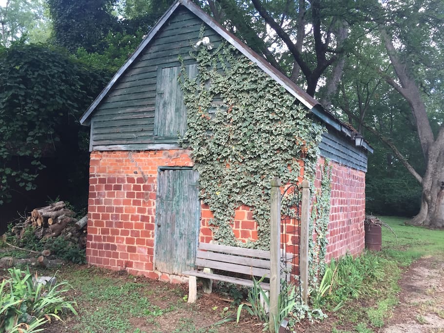Old shed for photo or painting op