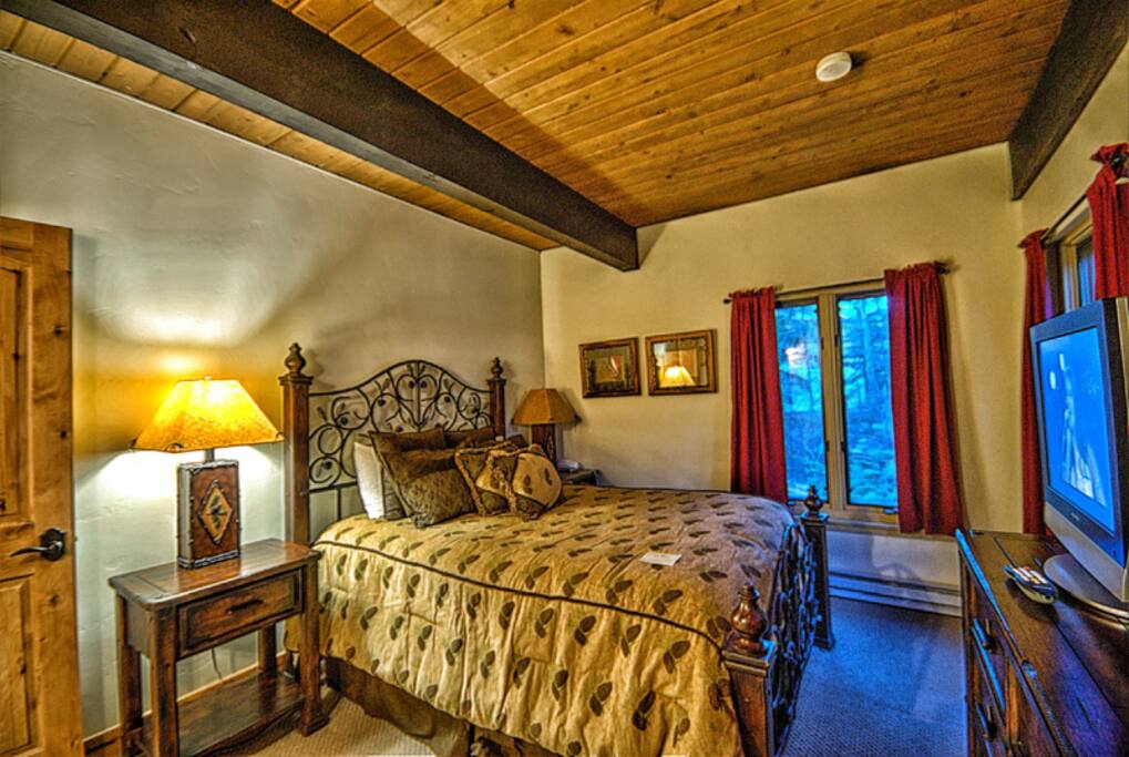 Master Bedroom With Queen Bed, In-suite Full Bathroom