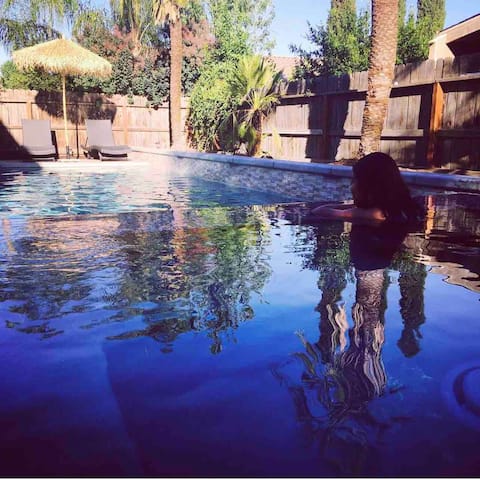 6 bedroom home-heated pool/spa near Sequioa