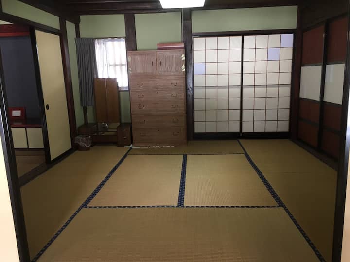 左端の鏡台はありません