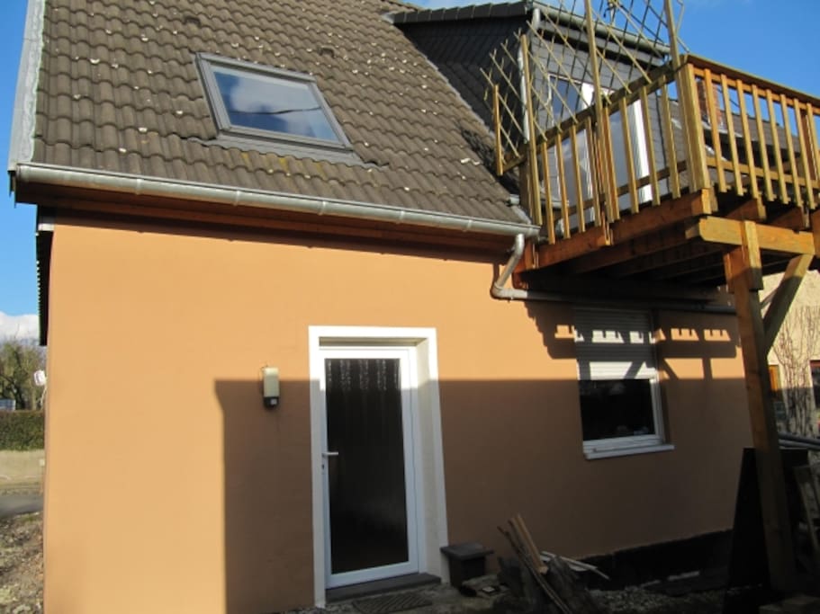 von außen gesehen: Eingang und Balkon