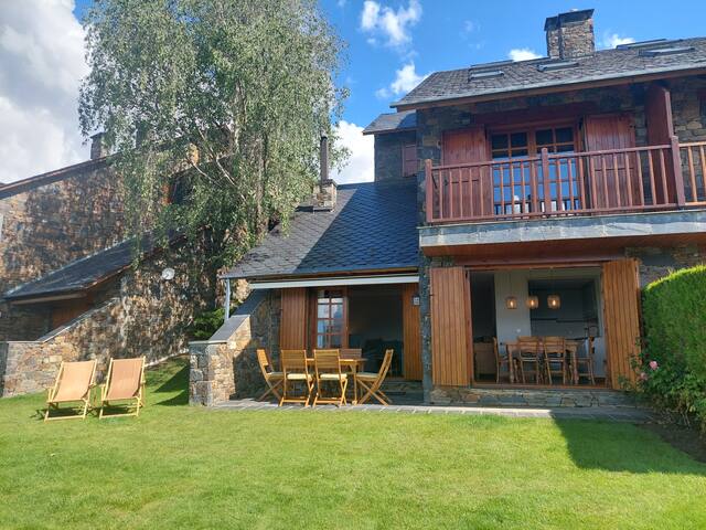 Amplia casa con jardín y vistas a la montaña