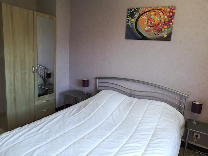 غرفة نوم ذات إطلالة وسرير 160 سم ومكتب وخزانة 