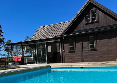 Coastal house with views of the ocean and the Charles Islands