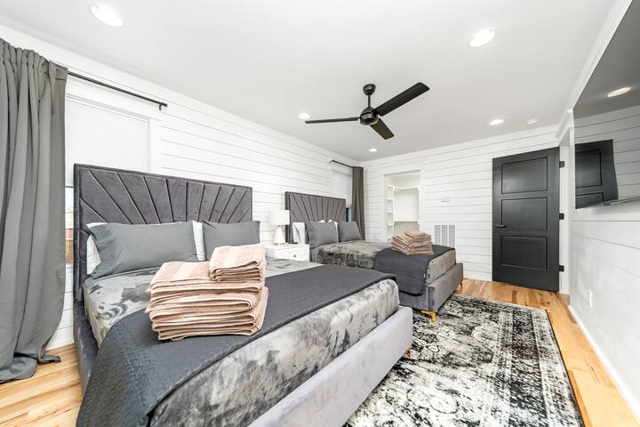 Sleeps 13-City Hideaway Stunning Rooftop Escape #1 gallery image 4