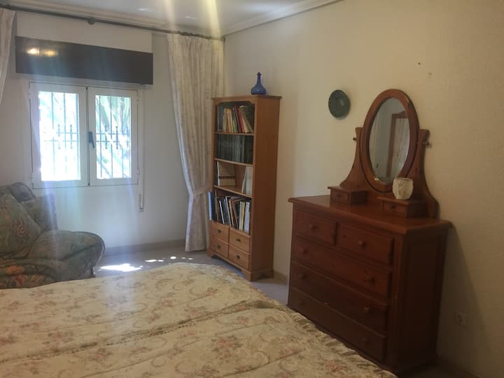 ห้องนอนเตียงใหญ่ชั้นล่าง