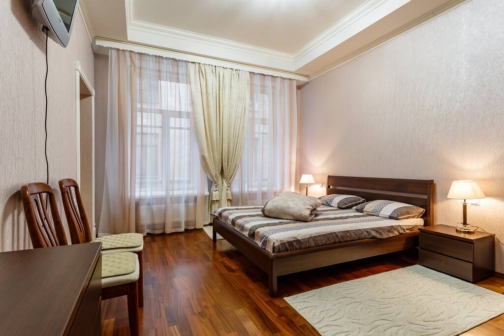 The first bedroom Queen size bed/ Первая спальня с двуспальной кроватью