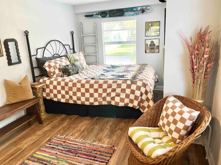 สนามเด็กเล่นศิลปิน

ห้องนอนหลักพร้อมเตียงควีนไซส์สมาร์ททีวีและตู้เสื้อผ้าแบบวอล์คอินในตัว