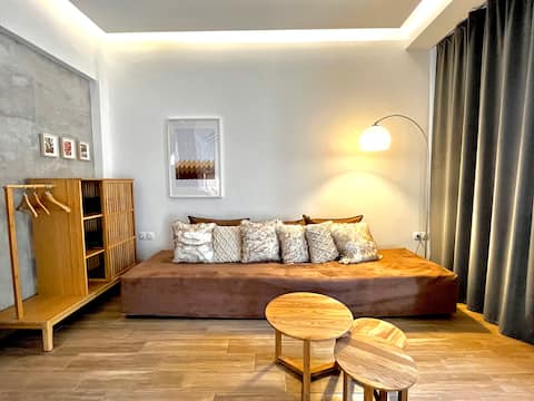 Top performing Airbnb: Modern Luxury in the Heart of athens in ΘΗΣΕΙΟ