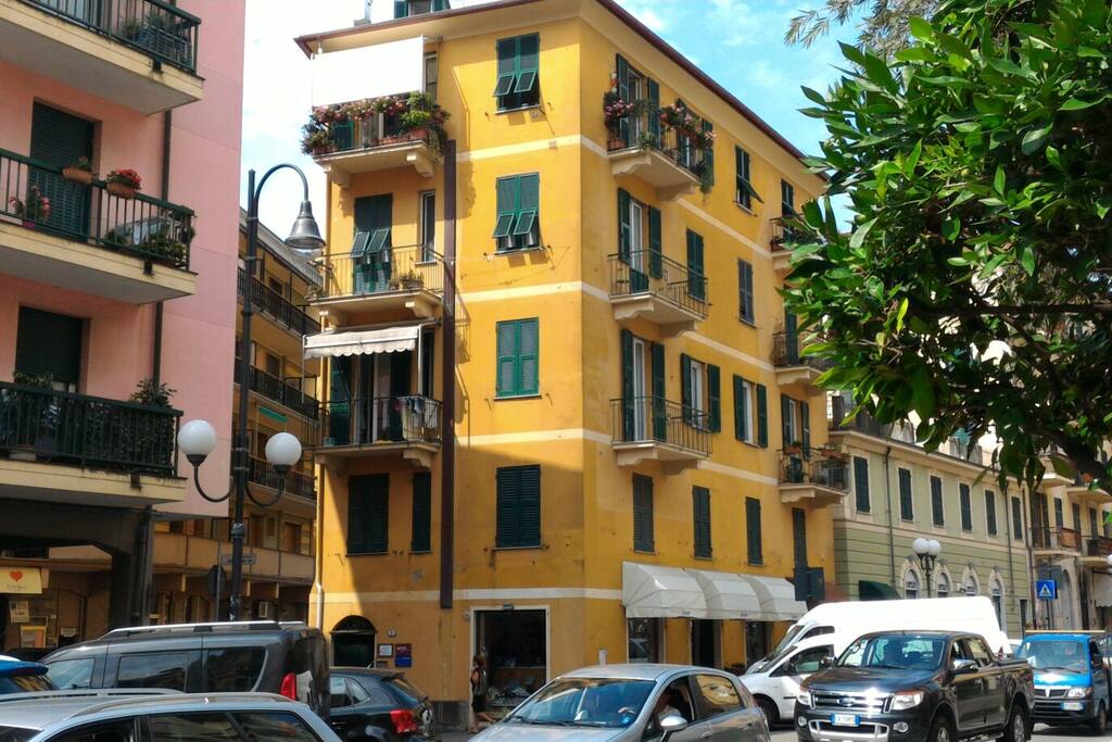 Il palazzo, una delle poche case d'epoca di Recco