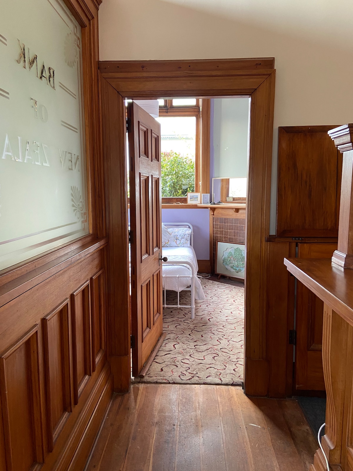 غرفة النوم الرئيسية في مكتب المديرين. منفصلة تمامًا 