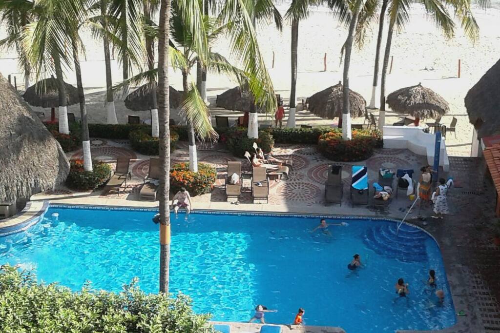 HERMOSO DEPARTAMENTO A LA ORILLA DEL MAR, CON EXCELENTE VISTA EN BUCERÍAS NAYARIT..IDEAL PARA LA FAMILIA.
CUENTA CON ALBERCA Y TOBOGÁN, CON TODOS LOS SERVICIOS, PARA UN MERECIDO DESCANSO.