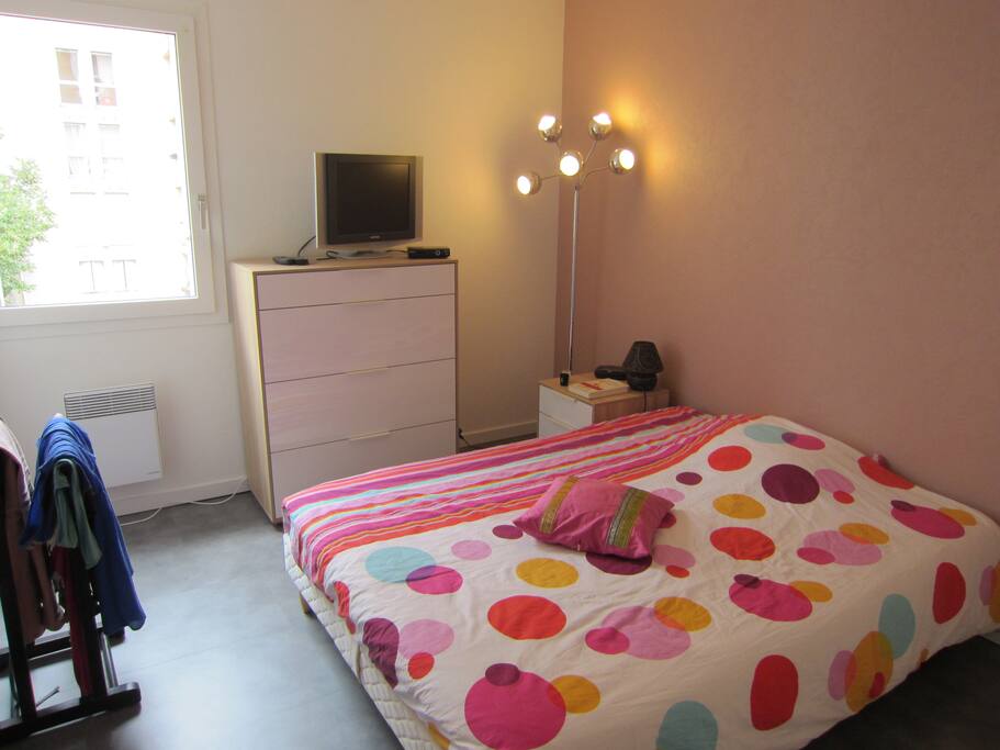 La chambre 1, avec la télévision