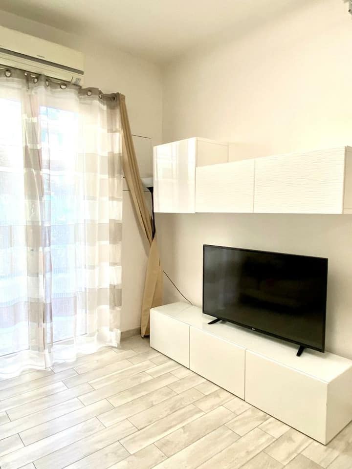 Всекидневна с разтегателен диван, където можете да добавите одеяло