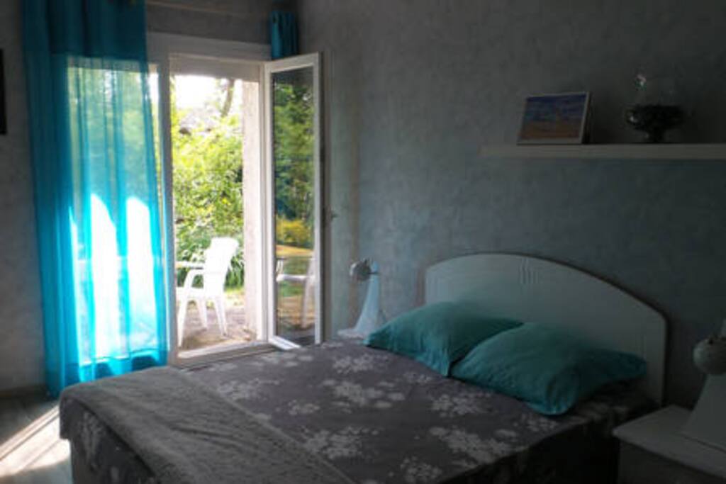 chambre donnant sur le jardin arrière