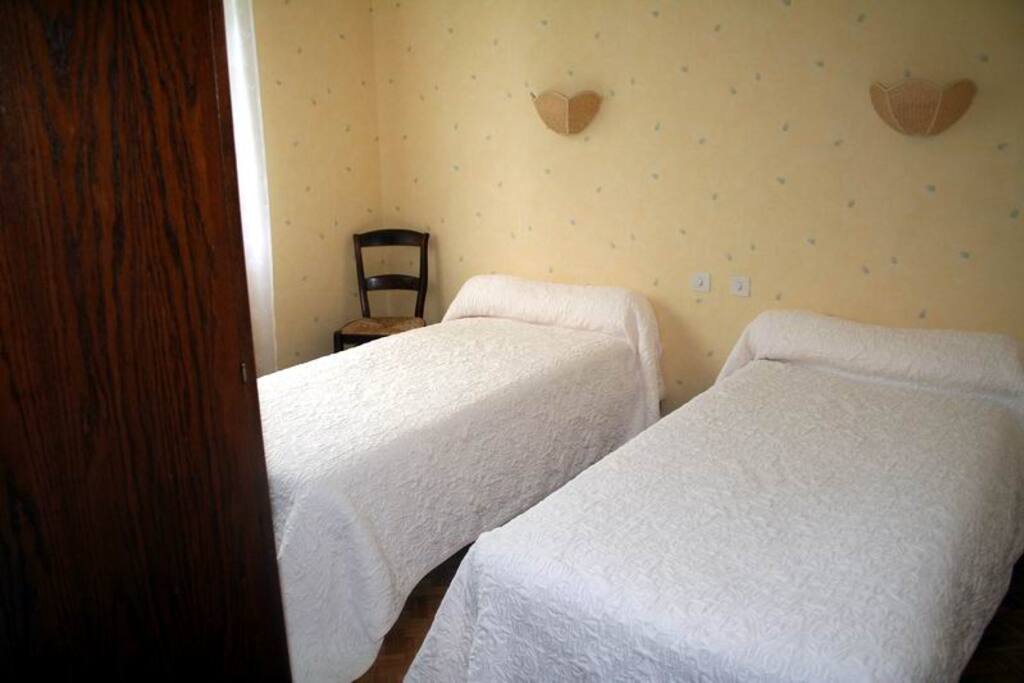 Chambre 2 lits penderie