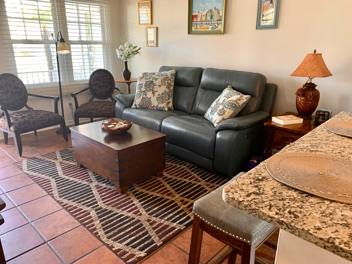Top performing Airbnb: Lovely 2BR Cottage between beaches and Charleston in Charleston / North Charleston