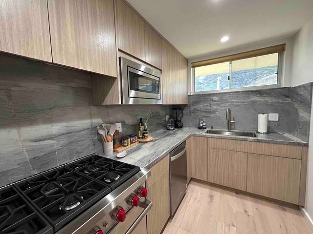 Newly Renovated Oceanfront Carbon Beach Escape gallery image 5