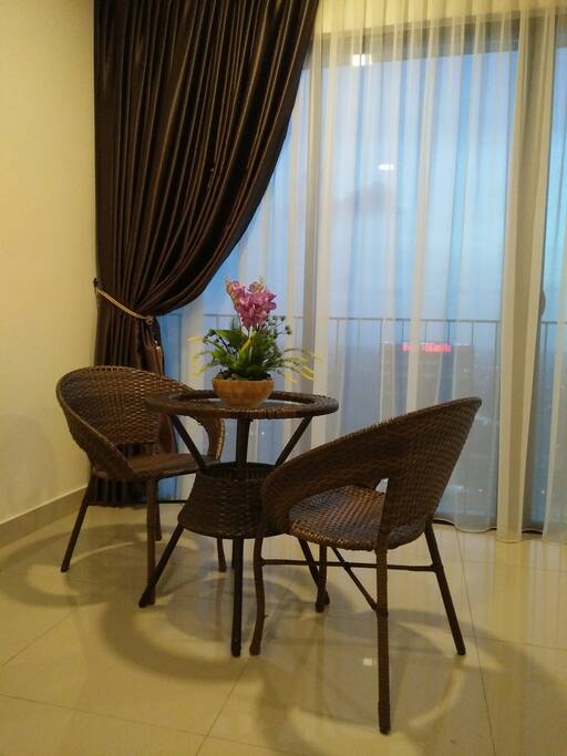 Coffee table & chairs