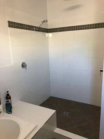 Entire House – 3 large bedrooms. Free use of car gallery image 4