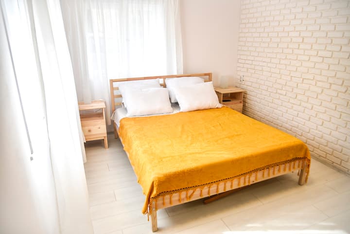 The bed is 160x200 cm with memory foam mattress, 4 comfortable pillows and lightweight duvets