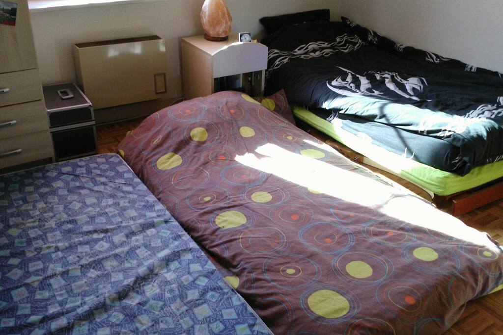Chambre d'ado à louer une semaine sur deux un lit simple et possibilité de mettre deux matelas au sol, un bureau et Internet en filaire.