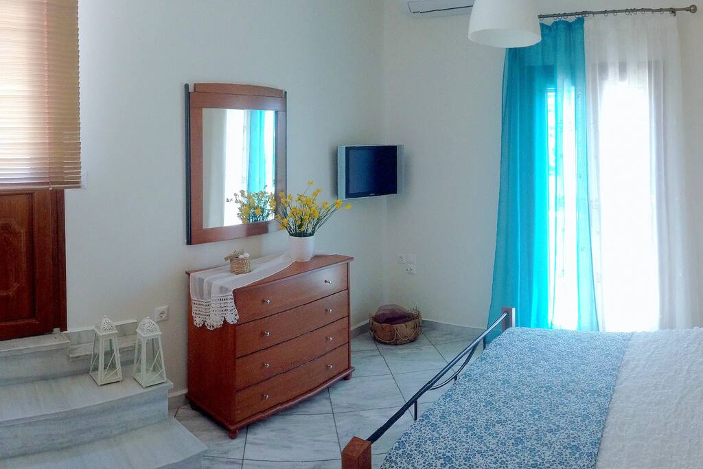 BEDROOM WITH TWO BALCONIES