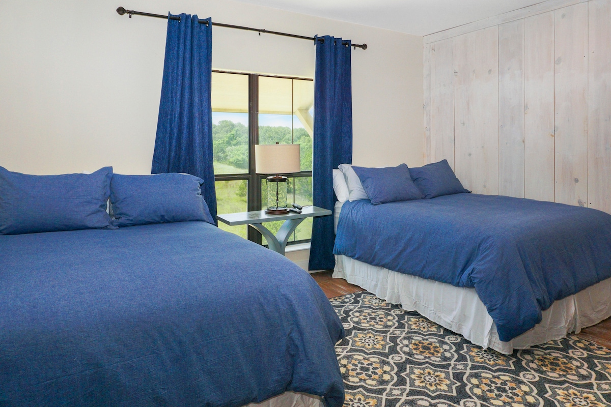 Tretia spálňa na poschodí má 2 menšie manželské postele.