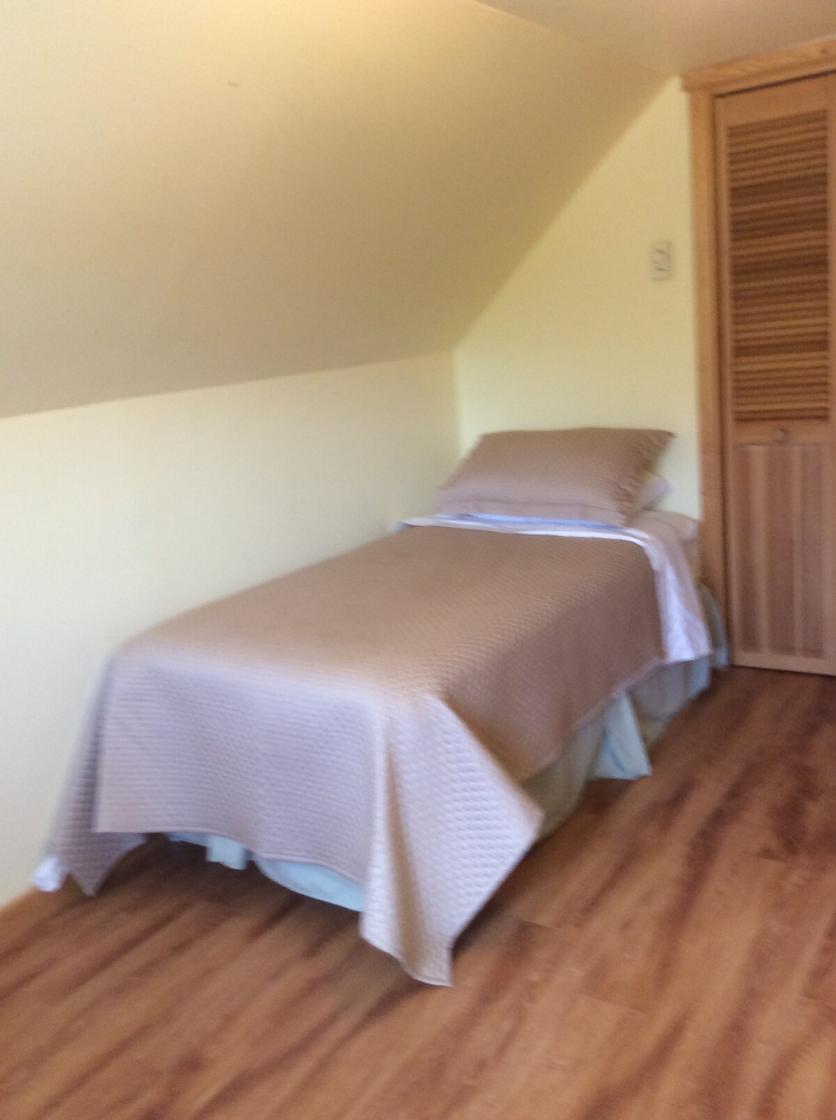 Drugi krevet na katu s bračnim krevetom
