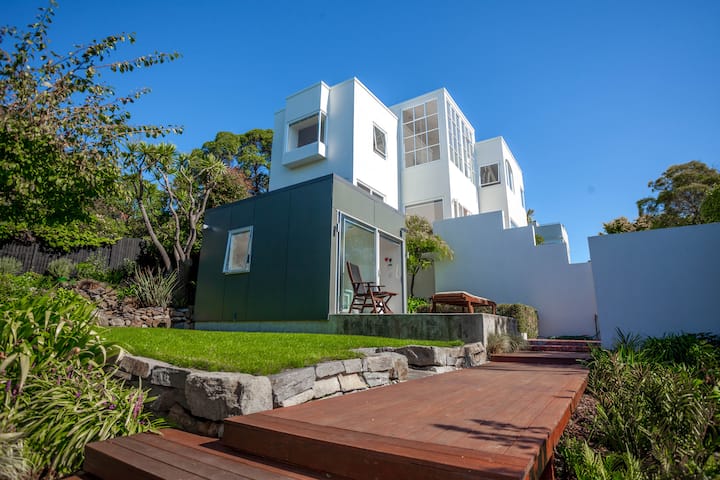 ★ Sumner Self Contained Studio Apartment