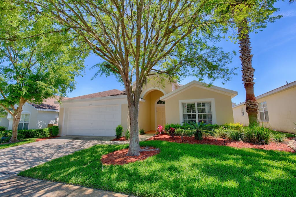 SUNNY HAMPTON LAKES VILLA, FLORIDA