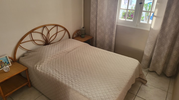 غرفة مكيفة بسرير لشخصين مع خزانة ملابس