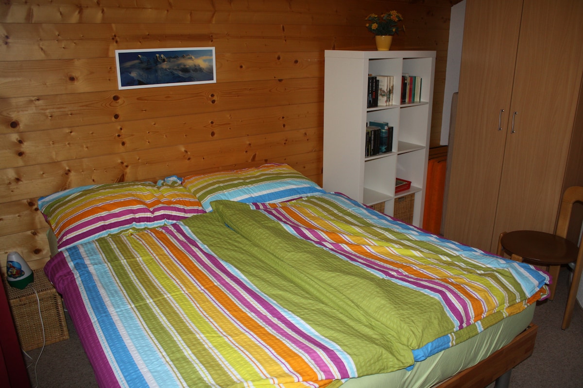 卧室配有两张单人床（可折叠在一起）和一张双层床。小图书馆。