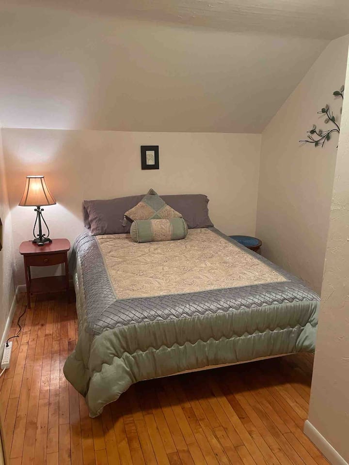 Druhá spálňa s nočným stolíkom a nabíjaním usb.