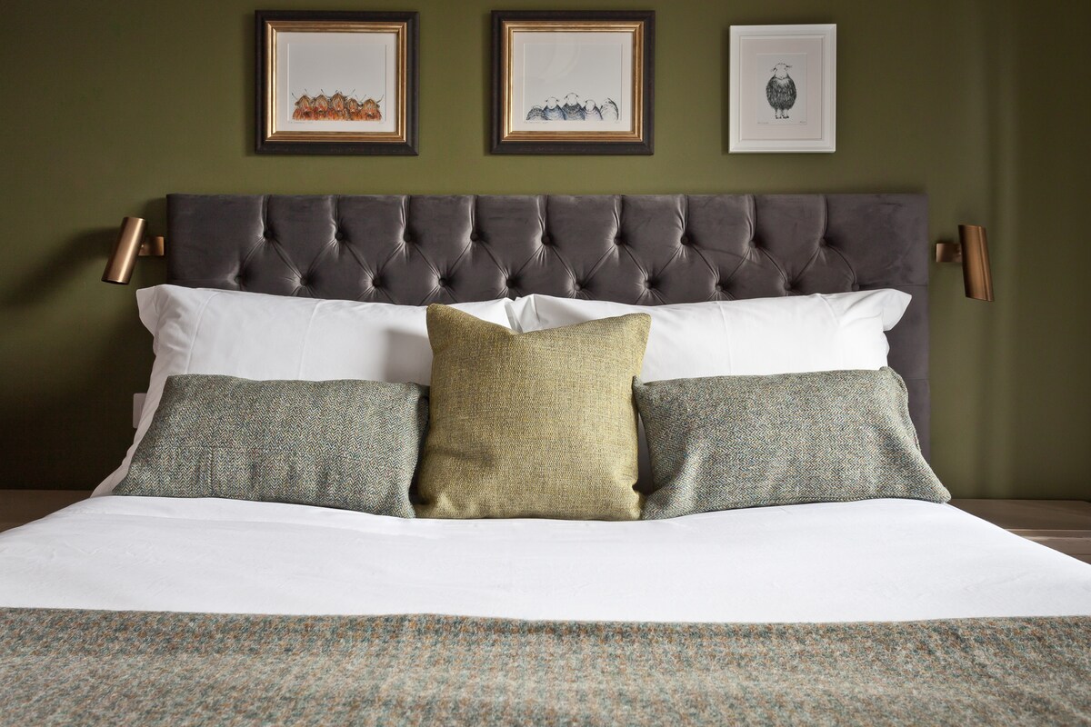 King sized bedroom, with ensuite shower, basin and WC.